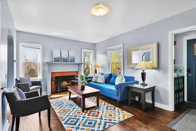 Image de Cheerful 3-bedroom cottage 2 blocks from the lake