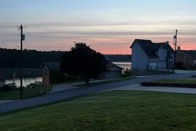 Image de “Lakeview Retreat” - Lakeview with Public dock bottom of hill/Free Launch