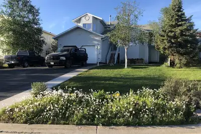 Image de Large home with jacuzzi, sauna and green space!