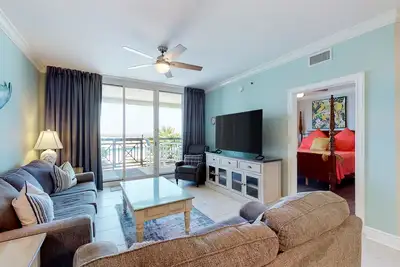 Image de Ground floor, beachfront condo with WiFi, Ac, Wd, & shared pool & hot tub