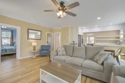 Image de Charming home steps from beach with two full kitchens, deck, patio, WiFi & Ac
