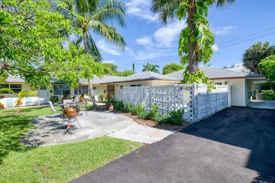Image de Three condos less than a mile to the beach with courtyard and charcoal grill