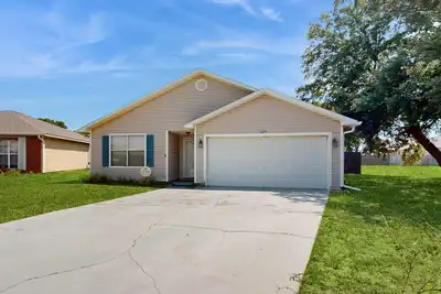 Image de Family home with pool, large fenced-in yard, WiFi, central Ac - dog-friendly