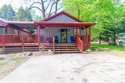 Cozy cottage with central Ac, grill, fireplace, washer/dryer, & WiFi