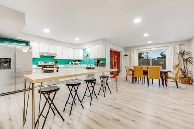 Image de Groovy, dog-friendly ranch with pool, fenced yard, Ac & W/D