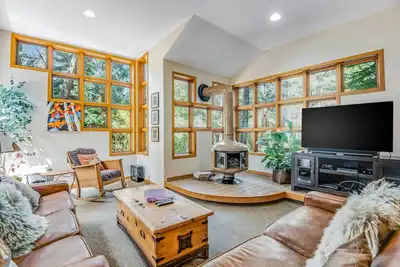 Image de Walkable riverfront condo with fireplace, W/D & gorgeous views - dog-friendly