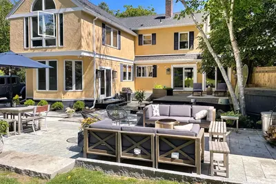 Image de Perfect home for family gatherings on a dead-end street, walk to beach & town
