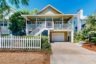 Image de Classic coastal home with game room & private hot tub - walk to beaches