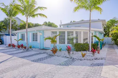 Image de Lovely corner home near the beach with private pool/spa, WiFi & central Ac