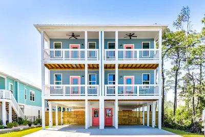Image de Modern luxe townhome with two balconies, Ac, & W/D - dog-friendly