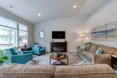 Image de Half-acre wooded retreat with huge patio, two fireplaces, WiFi & game room