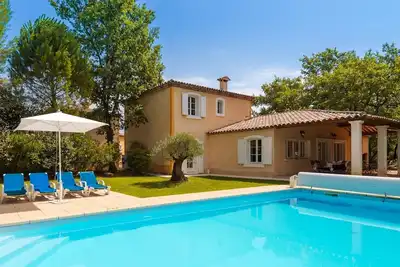 Image de Belle villa avec lave-vaisselle, jacuzzi et golf Ă 1 km
