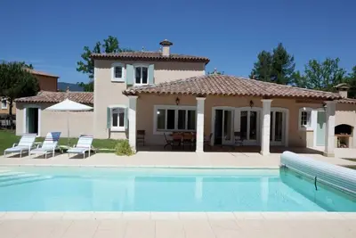 Image de Villa avec bain Ă remous, terrain de golf Ă 1 km