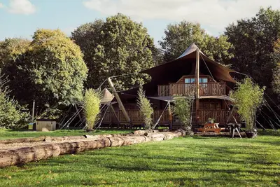 Image de Glamping avec jacuzzi dans la forêt