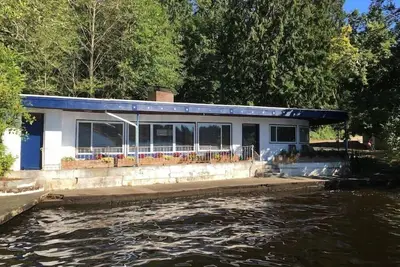 Image de Enjoy waterfront serenity! Boating, swimming, fishing, and wildlife watching at your front door