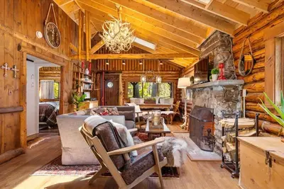 Image de Chic, updated log cabin nestled in the pine trees of Sprucewold!