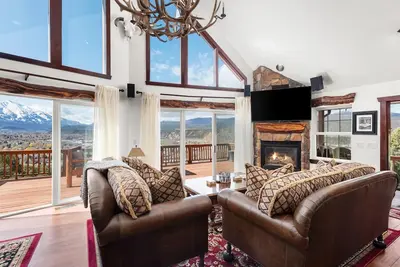 Image de Chef's Chalet | Gourmet Living w/ Views & Hot Tubs