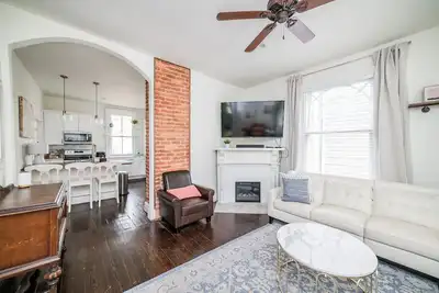 Image de Historic Beauty in ❤️ of Downtown. Fam & Pet Friendly. 5 miles to Liberty.