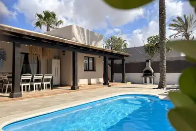 House Boho Palm, Corralejo, private garden and heated pool, fiber optic internet