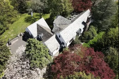 Image de Historic 6-Bdrm Tudor Estate w pool/tennis access