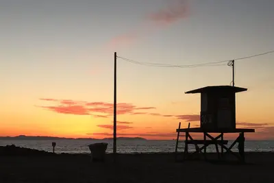 Image de Updated Balboa Peninsula duplex bungalow…steps from the sand!