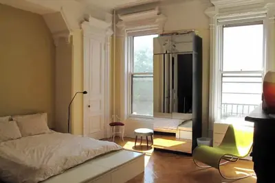 Image de Modern Brownstone, Steps to Subway