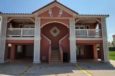 Image de Close to the beach & public beach access Cozy & clean upstairs 2 bed/2 bath