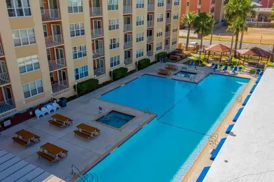 Image de Gulfview is great for families, it has a large shallow pool and heated hot tub