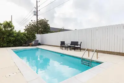 Image de Spacious condo 1 block away to beach