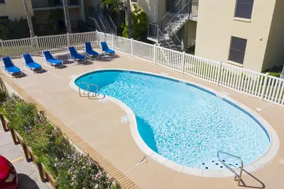 Image de Clean & Updated -Onsite Pool -1/2 Block to Beach -Family Friendly-Private Patio