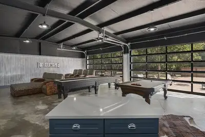 Image de 2 BLKs off main; 4 master Br; Entertainment barn w/ Ac; fire pit; hot tub