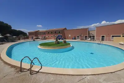 Image de Mas typique avec grande terrasse, jardin privatif et accès piscine