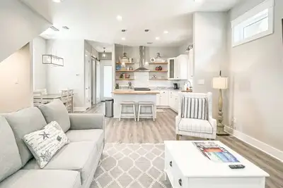 Image de Close to  Beach & Downtown ~ Fenced Yard