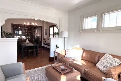 Image de Urban Retreat- Entire House. King beds. Central location.