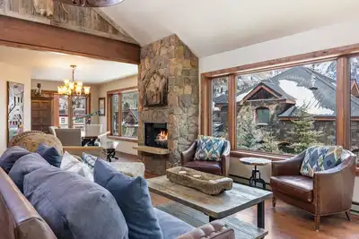 Image de Ghostriders 11 by AvantStay | Top Floor Condo w/ Large Patio & Mountain Views!