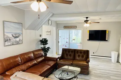 Image de Peaceful Beach Block Oasis - 2 Story Coastal Escape - Sunroom, Patio, Badges