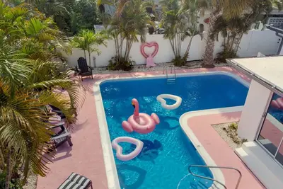 Image de New! Pretty-n-Pink MidCentury Mod Pool/Beach Home
