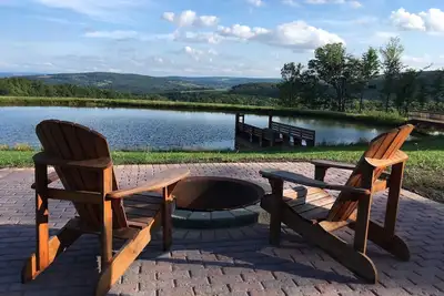 Image de Rustic Log Cabin with Pond and Breathtaking View