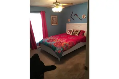 Image de Clean, Very roomy, walk to park