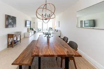 Image de Modern Condo Steps form the beach in Sunny Isles!