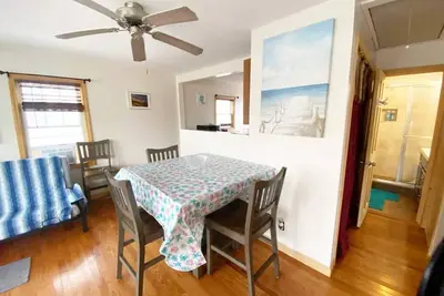 Image de Large 2bd cottage 10 min to Pier & Beach Pets ok