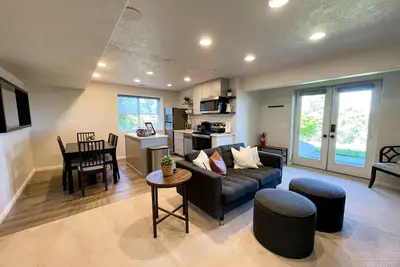 Image de Full Above Ground Basement 2 Br 1 B w/ Gorgeous Views