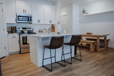 Image de Large Townhouse with Pool\/hot tub walk to food\/movies\/TopGolf