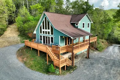 Image de Power, H20, Internet, 10 Beds, Hot-Tub, Fire-pit