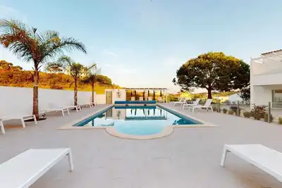 Luxury villa, 6 ensuite bedrooms, private heated pool, walk to restaurants.