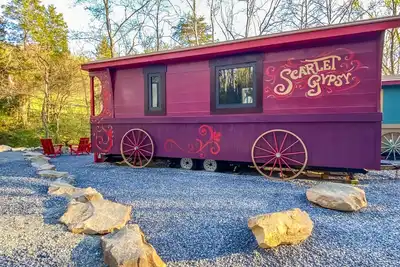 Image de Unique Scarlet Gypsy at Four Fillies Lodge