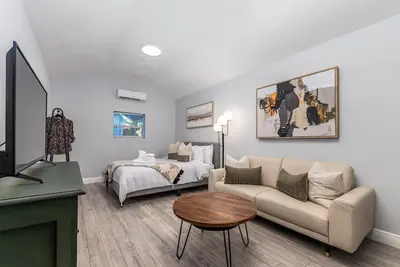 Image de Cozy Yet Modern Studio Located Nearby Busch Gardens, Zoo Tampa & More!