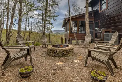 Image de Moon Ridge Retreat - Pet Friendly | Mountain View | Fire Pit | Screened Porch | Gas Grill