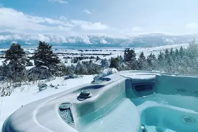 Image de Cozy modern cabin with amazing views, hot tub, firepit, and more! 5 min to town