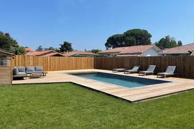 Image de Maison familiale avec piscine chauffée idéalement située entre bourg et lac